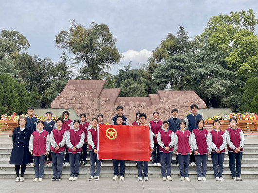 缅怀英雄先烈，青苏职中开展清明节祭扫